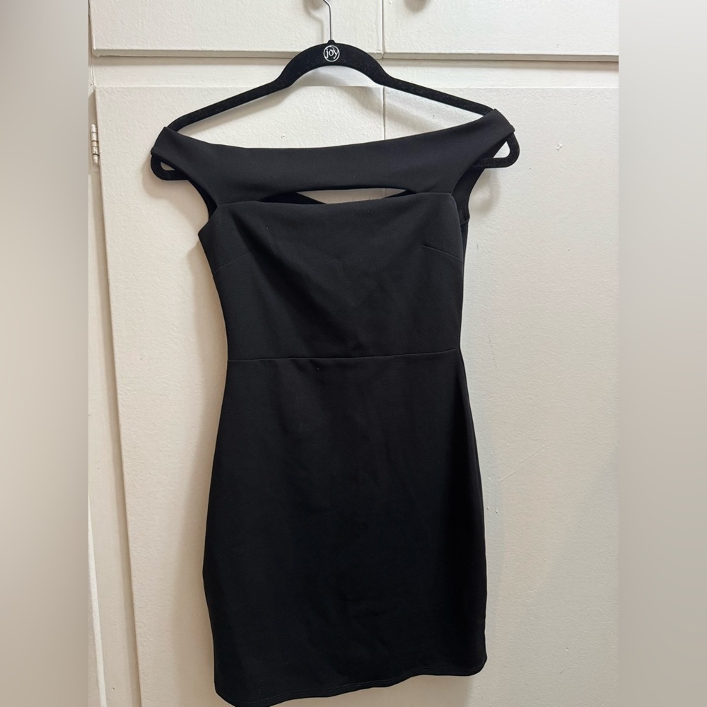 Black mini dress w/peekaboo chest cut out. Size small